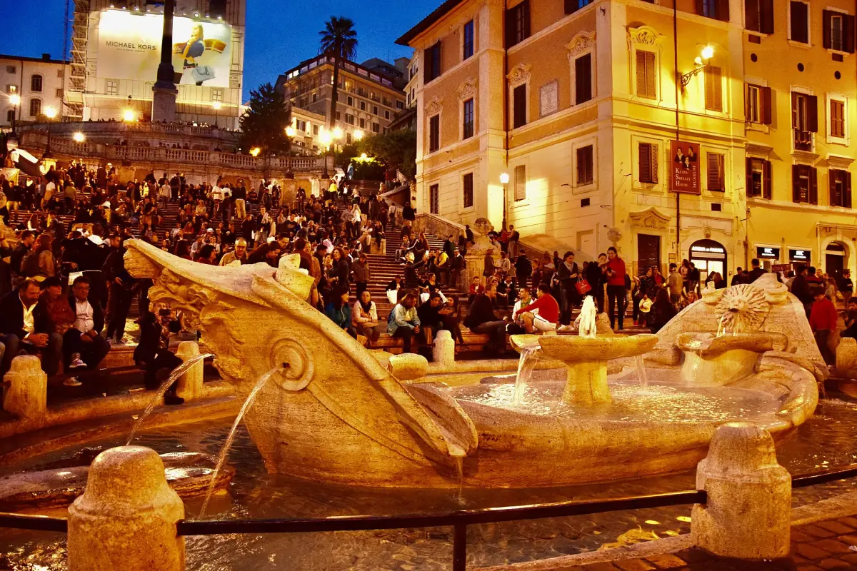 Der Barcaccia-Brunnen unter der Spanischen Treppe bei Nacht