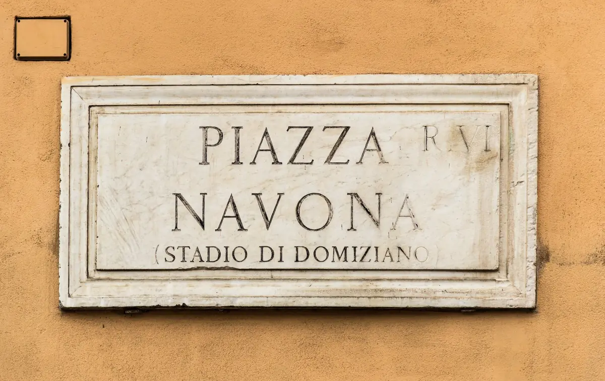 Das Straßenschild der Piazza Navona