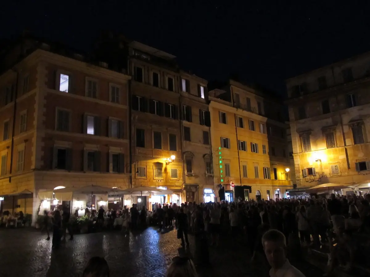Die Piazza di Santa Maria in Trastevere bei Nacht