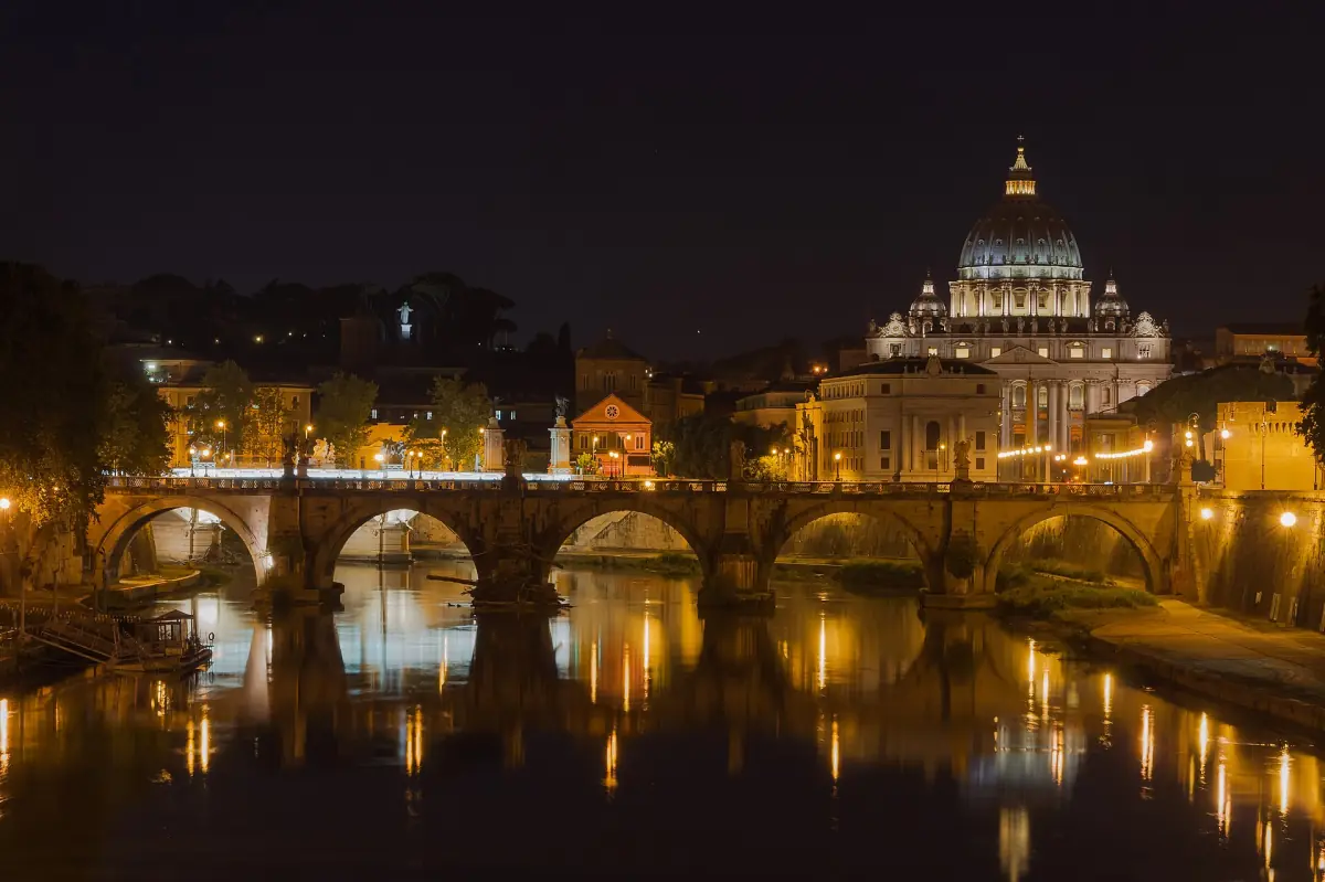Die Engelsbrücke und der Petersdom bei Nacht