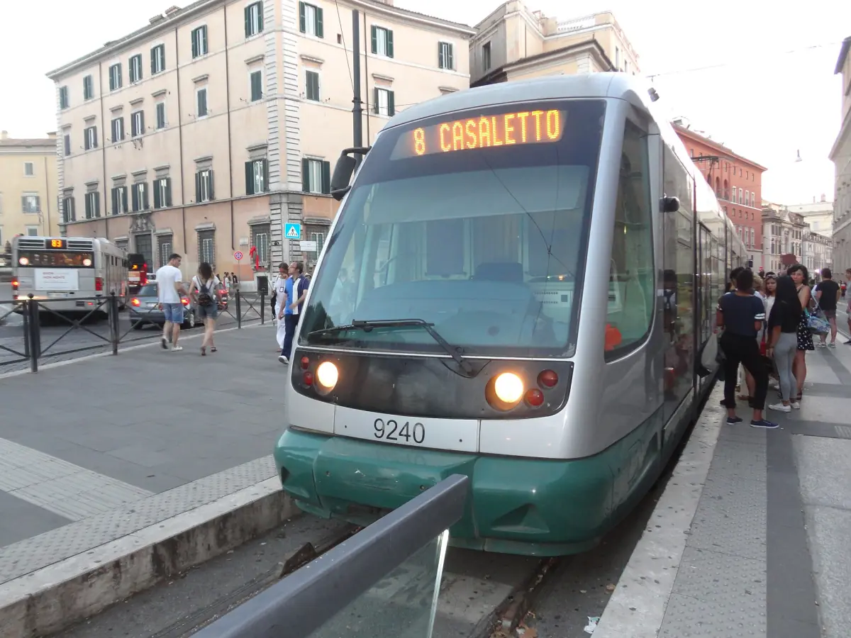 Eine Straßenbahn im Zentrum von Rom