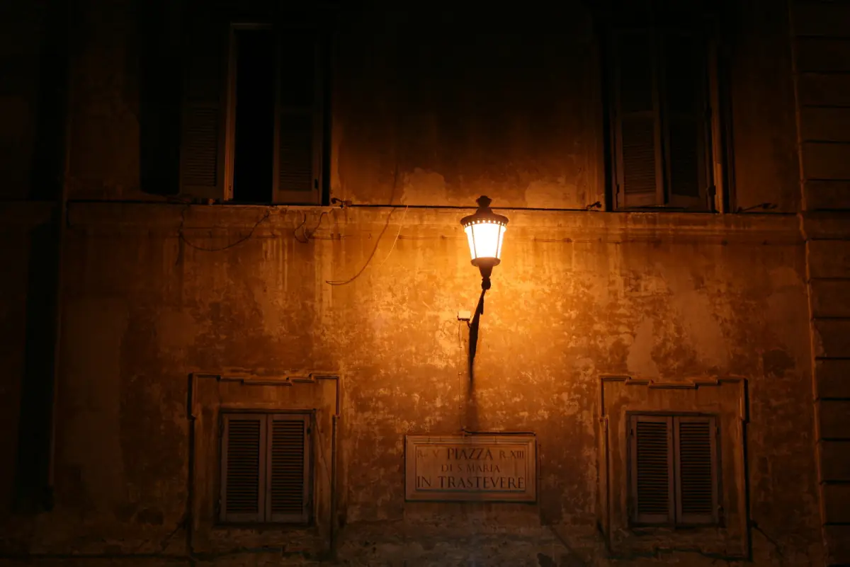 Eine Laterne an einer Hauswand in Trastevere